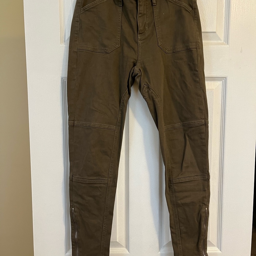 Banana Republic olive green jeans. Zipper ankle. Mid rise skinny